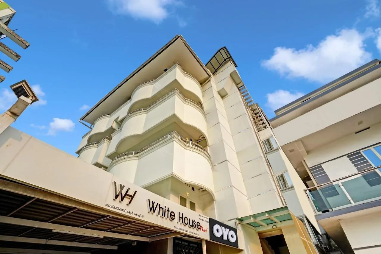 Collection O White House Pearl 4*, Kochi